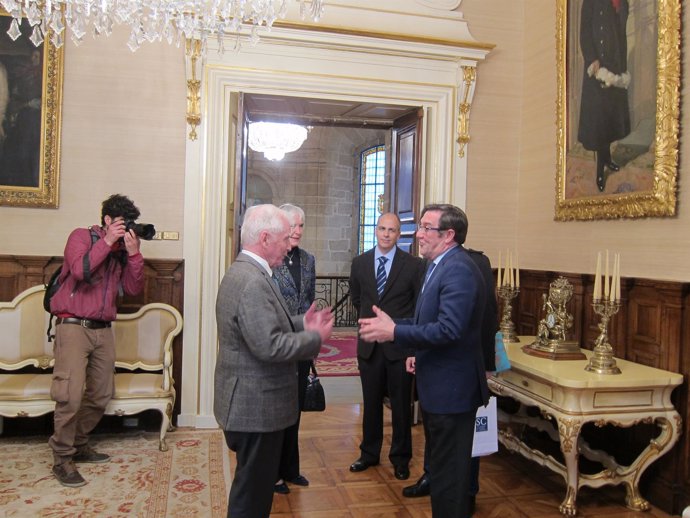 El alcalde de Santiago con el Premio Nobel Harald zur Hausen