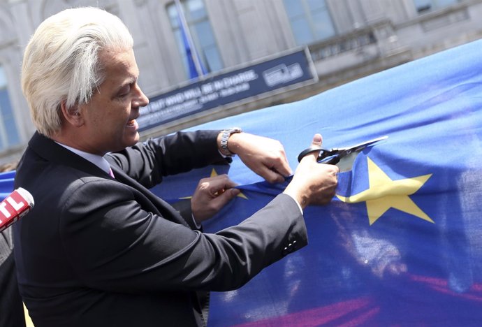El ultraderechista Geeert Wilders recorta la bandera de la UE
