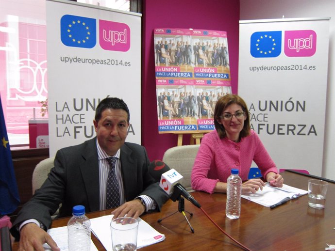 Maite Pagazaurtundua y Emilio Sáez de Guinoa en rueda de prensa
