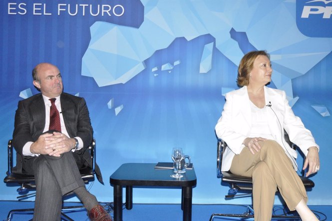 El ministro de Economía, Luis de Guindos, y la presidenta de Aragón. 