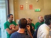 (AMP.Altercado entre activistas de la PAH y personal de seguridad del PSOE en el mitin de Rubalcaba