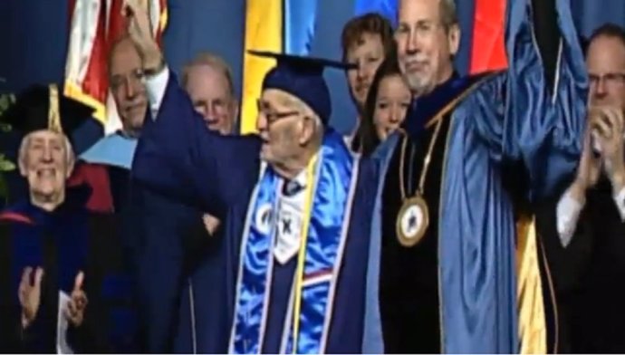 Anciano se gradua a los 90 años en Ohio