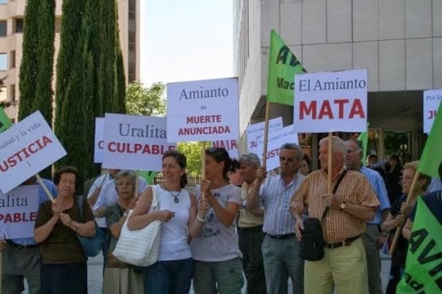 Protesta contra el uso de amianto por parte de la empresa Uralita