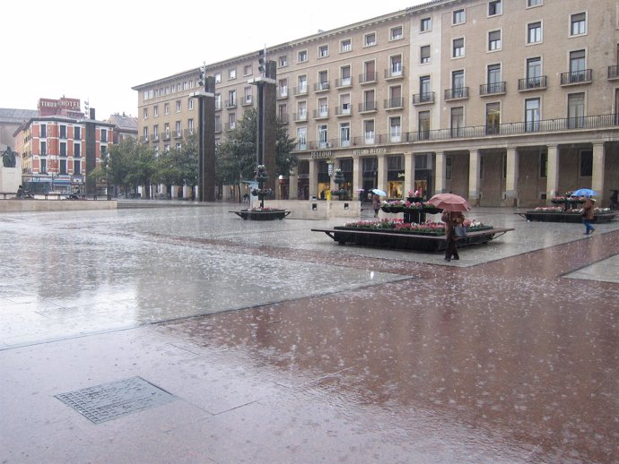 Lluvia En La Plaza Del Pilar De Zaragoza. Temporal, Frío, Lluvia