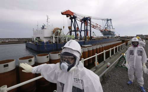 Empleados de TEPCO frente a la barrera de la costa de los reactores
