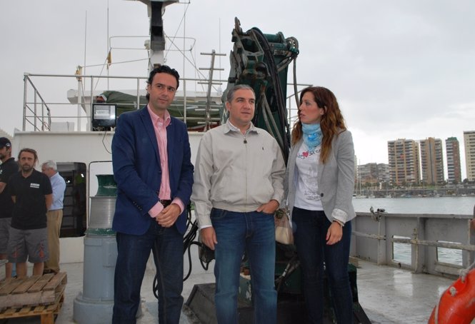 Raúl Jiménez, elías bendodo y marina bravo 25M pesca elecciones barco