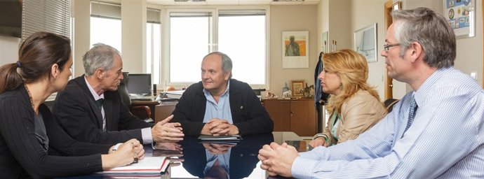 Reunión del consejero de Medio Ambiente con el alcalde de Arnuero