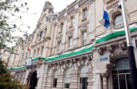 La bandera verdiblanca decora el Ayuntamiento de Santander