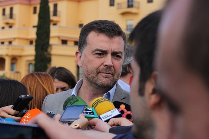 El coordinador general de IULV-CA, Antonio Maíllo, haciendo campaña en Córdoba