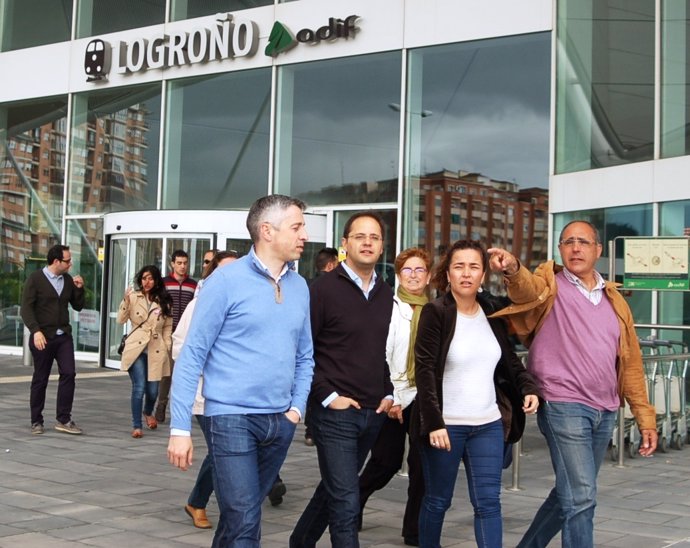 Luena y otros dirigentes socialistas riojanos, en la estación de tren de Logroño
