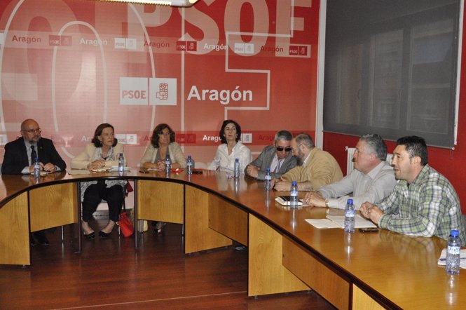 Inés Ayala (PSOE) con representantes de entidades sociales. 