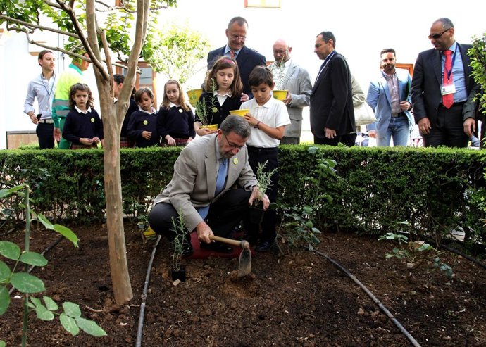 El presidente del Parlamento, con la ONCE por el 'Día de la Ilusión'