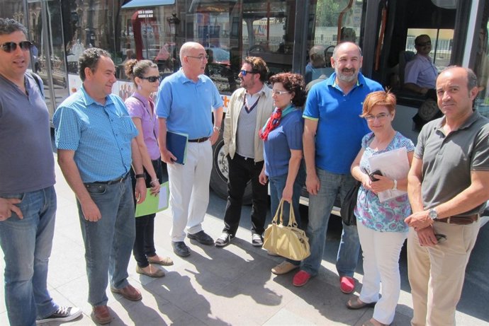 Ruipérez (4º izq), López (1º derecha) y representantes de la plataforma