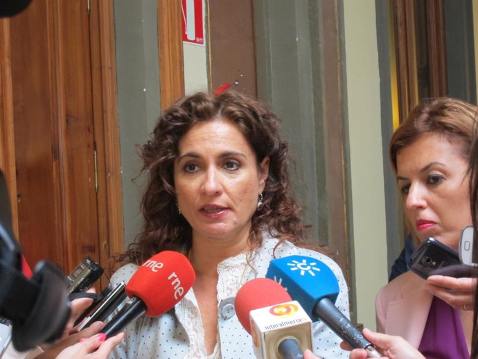 Montero atiende a los periodistas en Almería