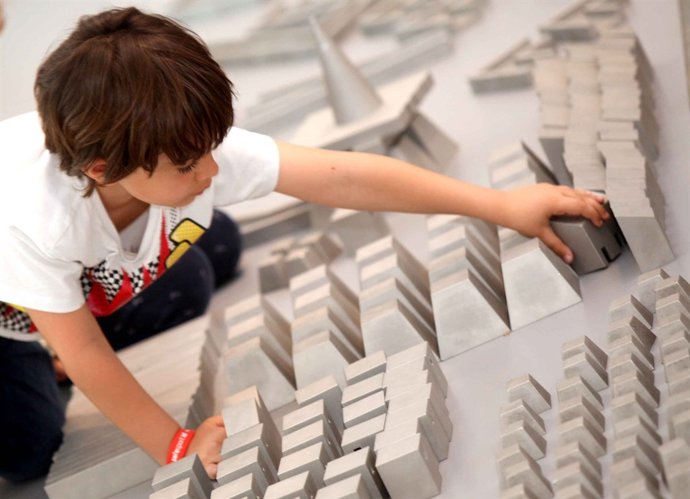 Un niño en el taller didáctico de Miquel Navarro en el IVAM