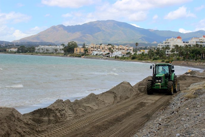 Trabajos de regenración de arena aporte en playa estepona