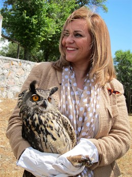 La consejera sostiene un buho real que se recupera en el CREA de Los Villares