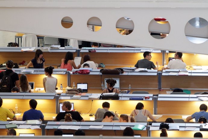 Estudiantes en la Biblioteca de la UPNA.