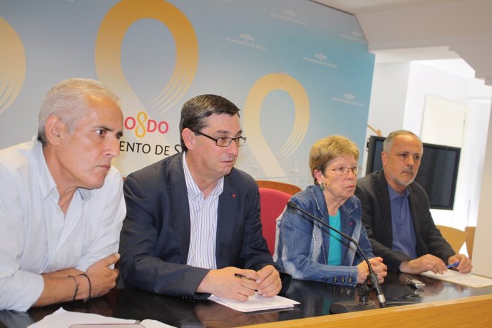 Arregui, Centella y García con la presidenta de la plataforma.