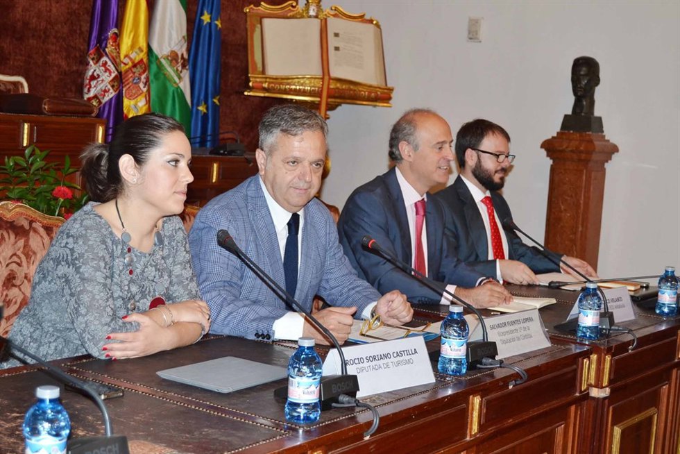 Rocío Soriano y Salvador Fuentes junto a responsables de la EOI en la clausura