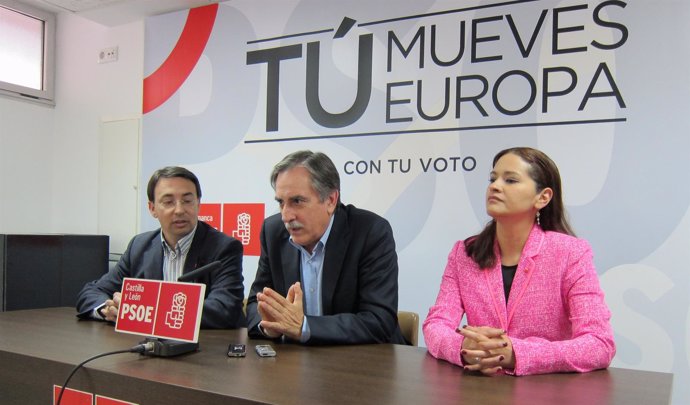 Valeriano Gómez (centro) en la sede del PSOE de Salamanca 