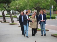 Sáenz de Santamaría pasea por Santander antes del mitin y recibe el saludo de vecinos y turistas