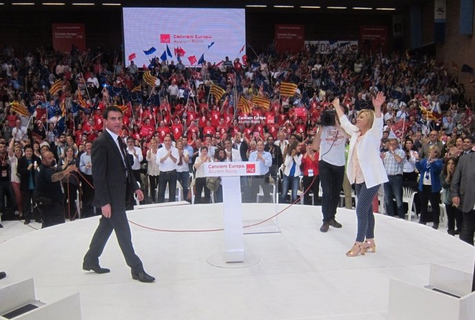 El primer ministro Manuel Valls y Elena Valenciano (PSOE)