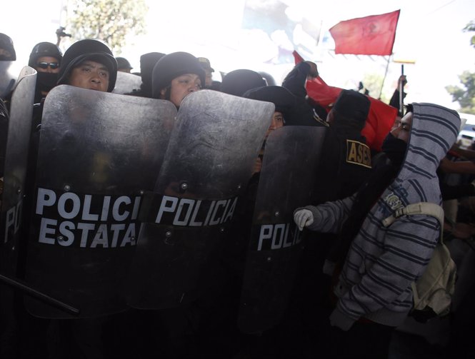 Policía intercepta a manifestantes contra la cumbre de líderes de Norteamérica.