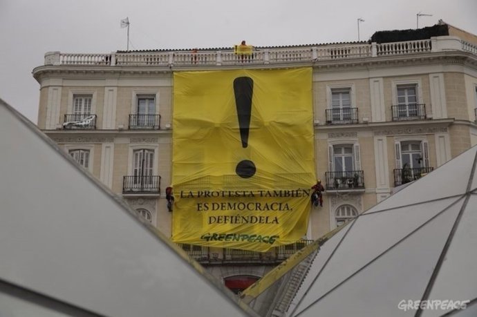 Pancarta desplegada en Sol