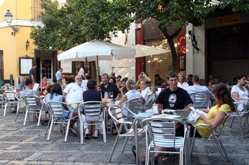 Terraza con turistas