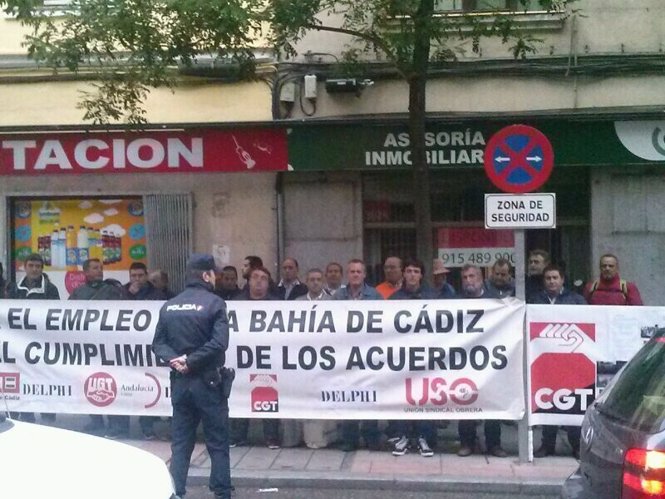 Concentración de extrabajadores de Delphi ante la sede del PSOE en Madrid