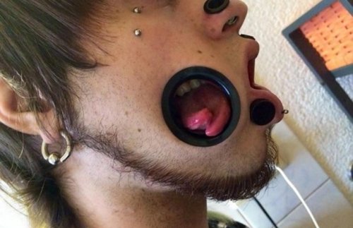 Joel Miggler modelo alemán con piercing en la boca