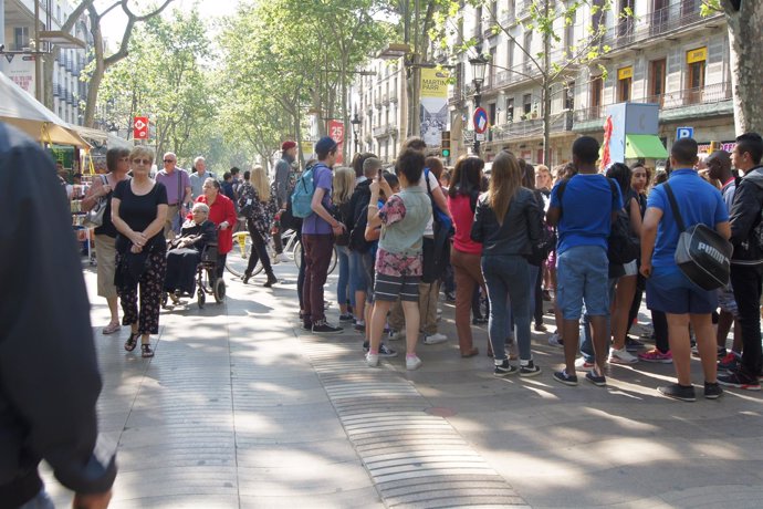 Turistas en las Rambles de Barcelona