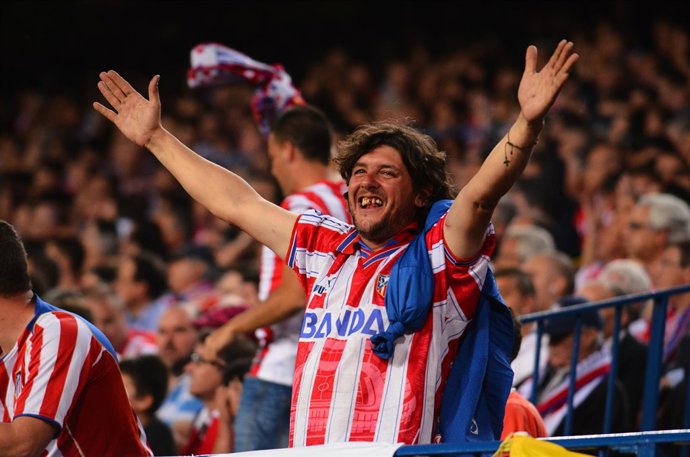 La afición del Atlético de Madrid celebra el pase a semifinales de la Champions