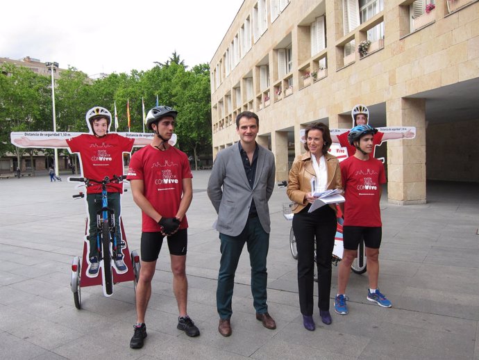 Gamarra, Sáinz y los dos ciclistas, con los carros de la campaña