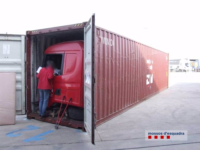 Camión desmontado por piezas en un contenedor en Barcelona