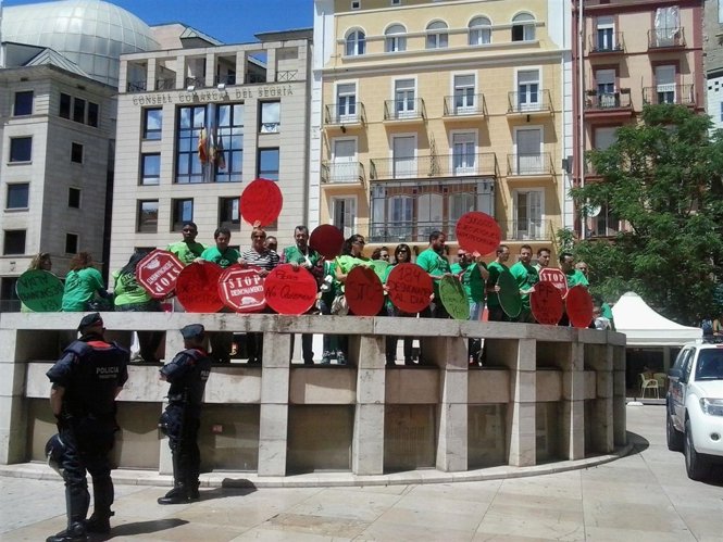La PAH se concentra ante el PP de Lleida