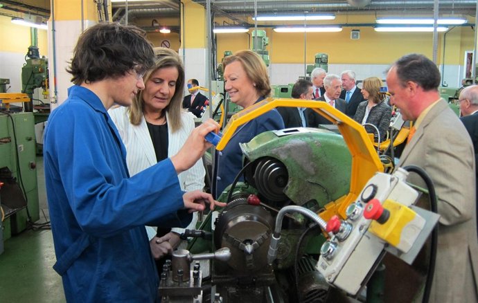 Fátima Báñez visita la Escuela de Formación Profesional Salesianos de Zaragoza