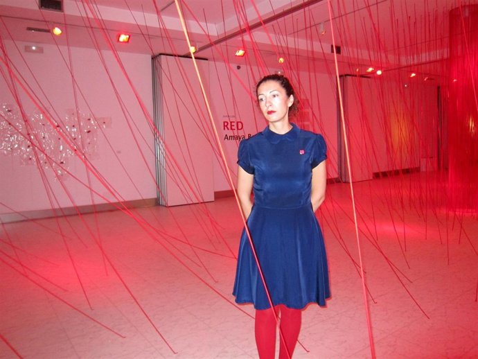 Amaya Bombín, dentro de la trama de hilos rojos de su 'Red'.