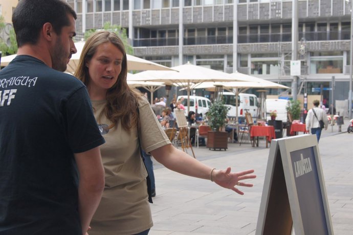 Una informadora del Ayuntamiento explicando la nueva Ordenanza de Terrazas
