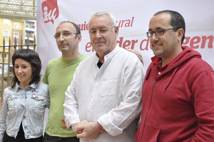 Cayo Lara (IU) con los candidatos aragoneses de La izquierda plural.