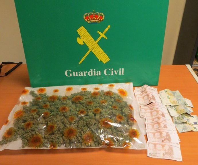 Droga y dinero intervenido por la Guardia Civil en Puente Villarente