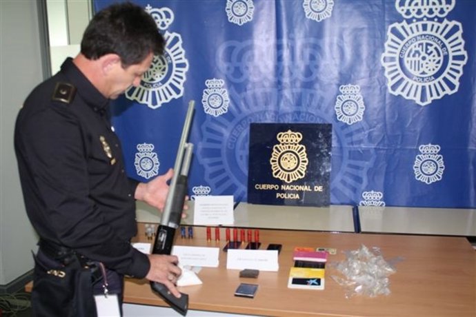 Un agente sostiene la escopeta que tenía la pareja francesa detenida