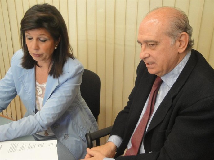 El ministro del Interior, junto a la presidenta del PP en Lleida, Dolors López