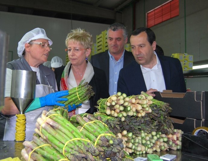 Elena Víboras en una visita a cooperativa 
