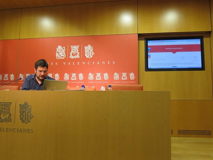 Blanco haciendo una aportación a la campaña de EU para recoger los 30.000 euros 