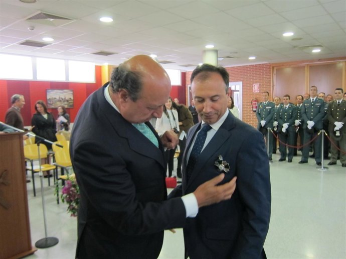 Laureano León Es Condecorado Por La Guardia Civil