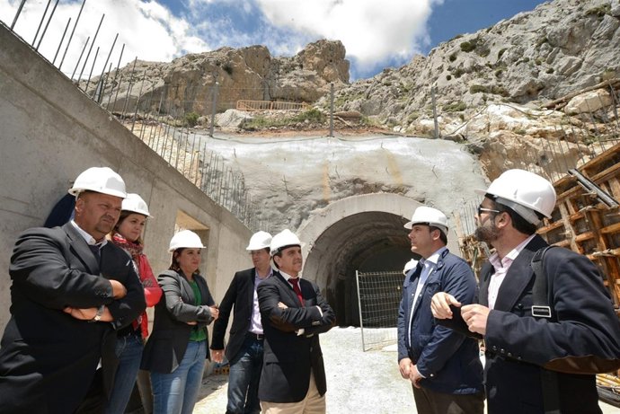 Visita del consejero de Turismo a la Cueva del Agua