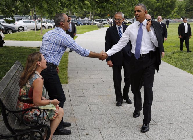 Obama dejo de lado la seguridad y camino por Washington