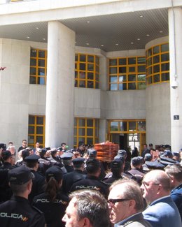 El féretro del agente fallecido entra en la Comisaría Málaga